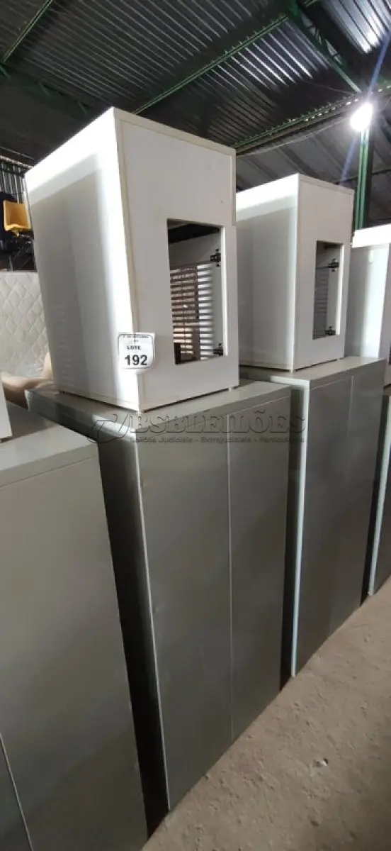 LOTE 192 - 01 ARQUIVO BAIXO DE AÇO COM 08 GAVETAS E 01 ARMÁRIO BAIXO COM 01 GAVETA E SUPORTE PARA CPU. (NO ESTADO) ATENÇÃO! FAZER A VISITAÇÃO ANTES DE ARREMATAR, NÃO SABEMOS SE FUNCIONA, LEILÃO NÃO TEM GARANTIA E NEM DEVOLUÇÃO, SUJEITO A POSSÍVEIS AVARIAS VISÍVEIS/OCULTAS E/OU AUSÊNCIA DE COMPONENTES.