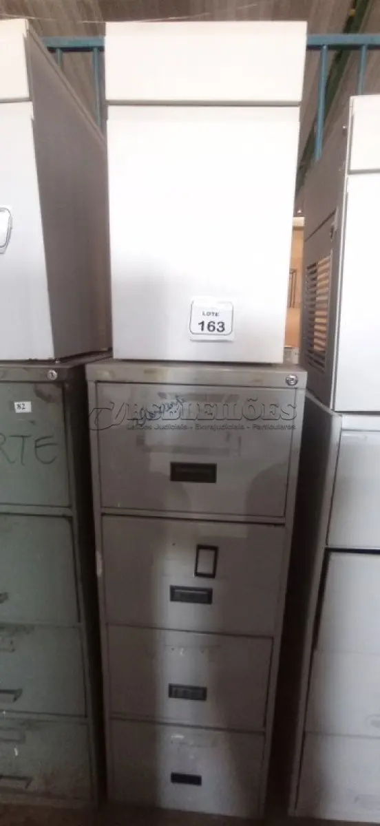 LOTE 163 - 01 ARQUIVO DE AÇO COM 04 GAVETAS EM AÇO E 01 ARMÁRIO BAIXO COM 01 GAVETA E SUPORTE PARA CPU. (NO ESTADO) ATENÇÃO! FAZER A VISITAÇÃO ANTES DE ARREMATAR, NÃO SABEMOS SE FUNCIONA, LEILÃO NÃO TEM GARANTIA E NEM DEVOLUÇÃO, SUJEITO A POSSÍVEIS AVARIAS VISÍVEIS/OCULTAS E/OU AUSÊNCIA DE COMPONENTES.