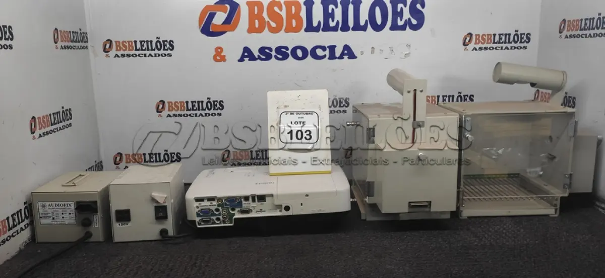 LOTE 103 - 02 CAIXAS DE CONDICIONAMENTO ANIMAL, 01 PROJETOR MARCA EPSON E 02 TRANSFORMADORES. (NO ESTADO) ATENÇÃO! FAZER A VISITAÇÃO ANTES DE ARREMATAR, NÃO SABEMOS SE FUNCIONA, LEILÃO NÃO TEM GARANTIA E NEM DEVOLUÇÃO, SUJEITO A POSSÍVEIS AVARIAS VISÍVEIS/OCULTAS E/OU AUSÊNCIA DE COMPONENTES.
