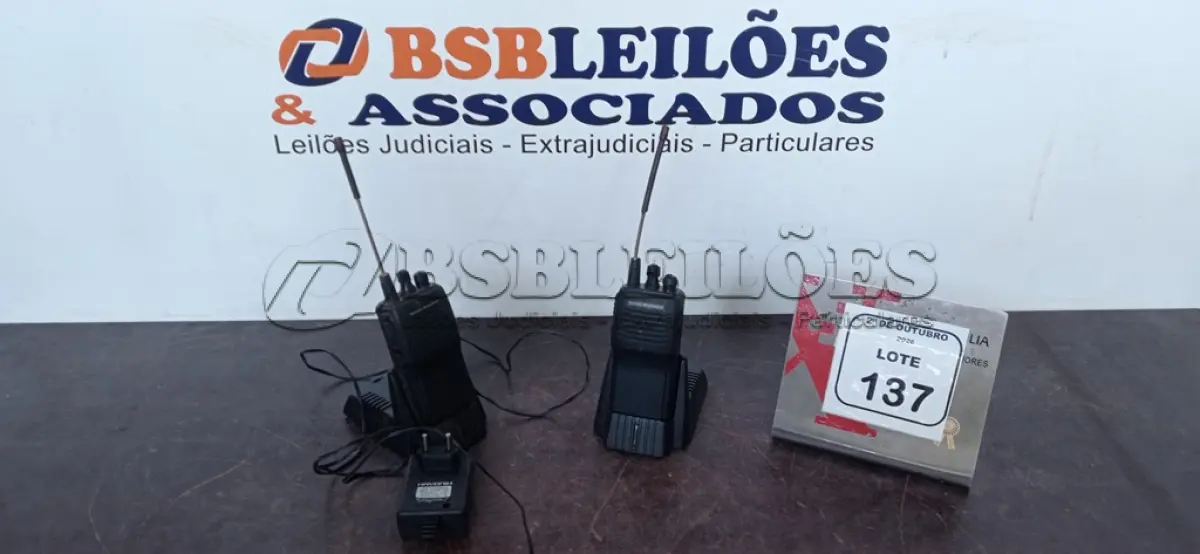 LOTE 137 - 02 RÁDIOS COMUNICADORES COM BASE DE CARREGADOR MARCA VÓRTEX STANDARD. (NO ESTADO) ATENÇÃO! FAZER A VISITAÇÃO ANTES DE ARREMATAR, NÃO SABEMOS SE FUNCIONA, LEILÃO NÃO TEM GARANTIA E NEM DEVOLUÇÃO, SUJEITO A POSSÍVEIS AVARIAS VISÍVEIS/OCULTAS E/OU AUSÊNCIA DE COMPONENTES.
