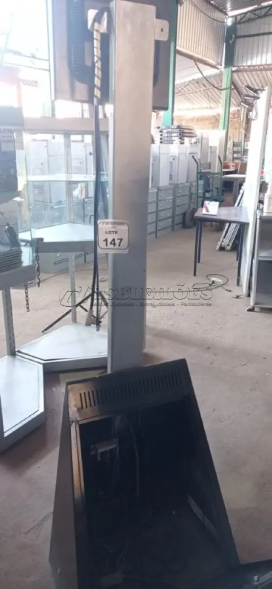 LOTE 147 - 01 TOTEM DE AUTOATENDIMENTO. (NO ESTADO) ATENÇÃO! FAZER A VISITAÇÃO ANTES DE ARREMATAR, NÃO SABEMOS SE FUNCIONA, LEILÃO NÃO TEM GARANTIA E NEM DEVOLUÇÃO, SUJEITO A POSSÍVEIS AVARIAS VISÍVEIS/OCULTAS E/OU AUSÊNCIA DE COMPONENTES.