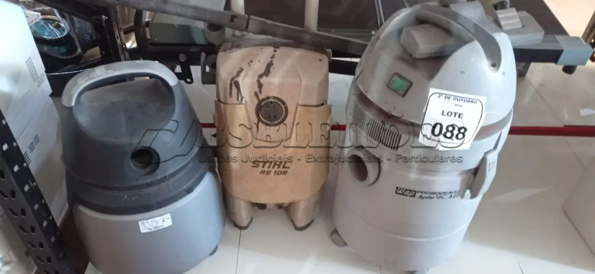 LOTE 088 - 03 ASPIRADORES DE PÓ DE MARCAS E MODELOS DIVERSOS. (NO ESTADO) ATENÇÃO! FAZER A VISITAÇÃO ANTES DE ARREMATAR, NÃO SABEMOS SE FUNCIONA, LEILÃO NÃO TEM GARANTIA E NEM DEVOLUÇÃO, SUJEITO A POSSÍVEIS AVARIAS VISÍVEIS/OCULTAS E/OU AUSÊNCIA DE COMPONENTES.