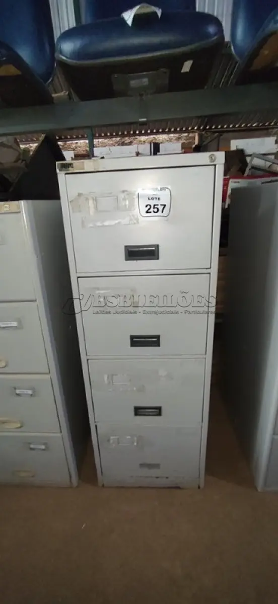 LOTE 257 - 01 ARQUIVO DE AÇO COM 04 GAVETAS. (NO ESTADO) ATENÇÃO! FAZER A VISITAÇÃO ANTES DE ARREMATAR, NÃO SABEMOS SE FUNCIONA, LEILÃO NÃO TEM GARANTIA E NEM DEVOLUÇÃO, SUJEITO A POSSÍVEIS AVARIAS VISÍVEIS/OCULTAS E/OU AUSÊNCIA DE COMPONENTES.
