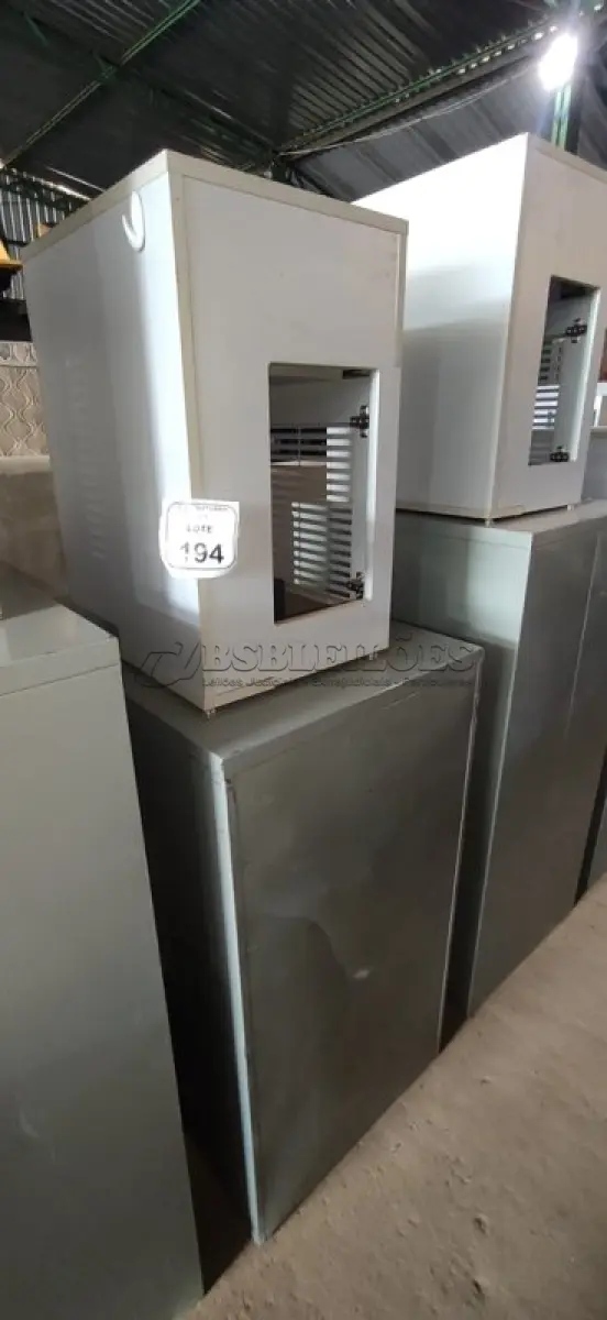 LOTE 194 - 01 ARQUIVO BAIXO DE AÇO COM 07 GAVETAS E 01 ARMÁRIO BAIXO COM 01 GAVETA E SUPORTE PARA CPU. (NO ESTADO) ATENÇÃO! FAZER A VISITAÇÃO ANTES DE ARREMATAR, NÃO SABEMOS SE FUNCIONA, LEILÃO NÃO TEM GARANTIA E NEM DEVOLUÇÃO, SUJEITO A POSSÍVEIS AVARIAS VISÍVEIS/OCULTAS E/OU AUSÊNCIA DE COMPONENTES.