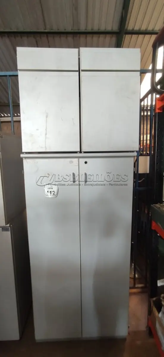 LOTE 112 - 01 ARMÁRIO DE 1,60X0,80CM EM MADEIRA E 02 ARMÁRIOS BAIXOS COM 01 GAVETA E SUPORTE PARA CPU. (NO ESTADO) ATENÇÃO! FAZER A VISITAÇÃO ANTES DE ARREMATAR, NÃO SABEMOS SE FUNCIONA, LEILÃO NÃO TEM GARANTIA E NEM DEVOLUÇÃO, SUJEITO A POSSÍVEIS AVARIAS VISÍVEIS/OCULTAS E/OU AUSÊNCIA DE COMPONENTES.