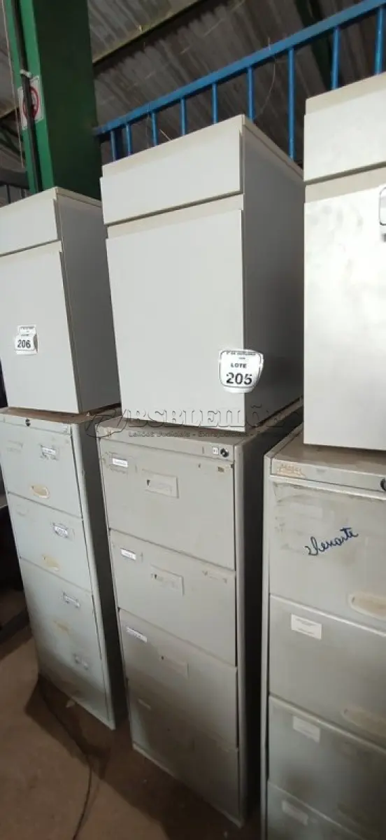 LOTE 205 - 01 ARQUIVO DE AÇO COM 04 GAVETAS E 01 ARMÁRIO BAIXO COM 01 GAVETA E SUPORTE PARA CPU. (NO ESTADO) ATENÇÃO! FAZER A VISITAÇÃO ANTES DE ARREMATAR, NÃO SABEMOS SE FUNCIONA, LEILÃO NÃO TEM GARANTIA E NEM DEVOLUÇÃO, SUJEITO A POSSÍVEIS AVARIAS VISÍVEIS/OCULTAS E/OU AUSÊNCIA DE COMPONENTES.