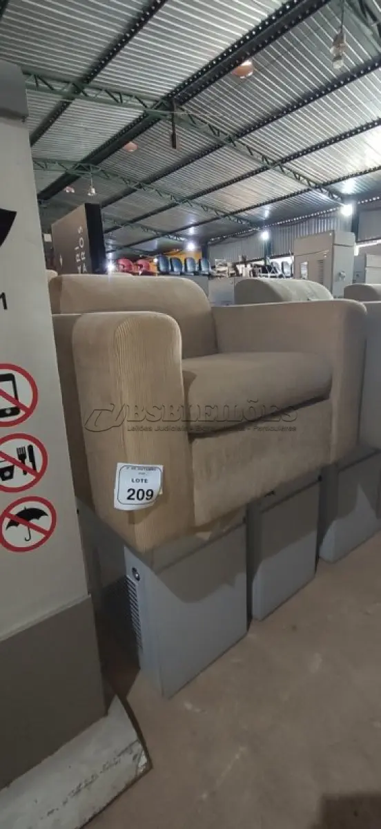 LOTE 209 - 01 POLTRONA E 02 ARMÁRIOS BAIXOS COM 01 GAVETA E SUPORTE PARA CPU. (NO ESTADO) ATENÇÃO! FAZER A VISITAÇÃO ANTES DE ARREMATAR, NÃO SABEMOS SE FUNCIONA, LEILÃO NÃO TEM GARANTIA E NEM DEVOLUÇÃO, SUJEITO A POSSÍVEIS AVARIAS VISÍVEIS/OCULTAS E/OU AUSÊNCIA DE COMPONENTES.