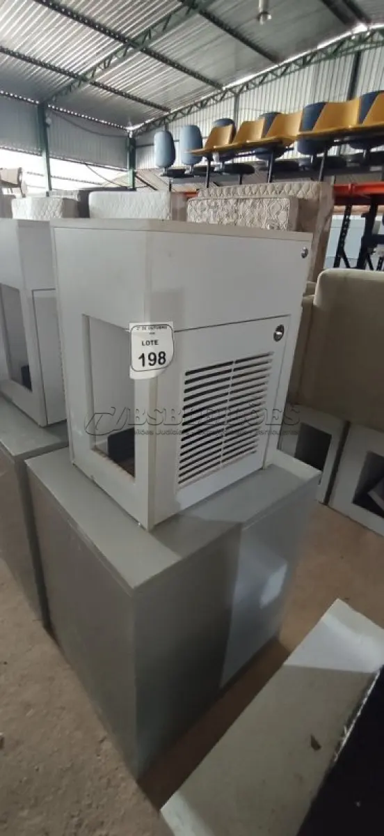 LOTE 198 - 01 ARQUIVO BAIXO DE AÇO COM 05 GAVETAS E 01 ARMÁRIO BAIXO COM 01 GAVETA E SUPORTE PARA CPU. (NO ESTADO) ATENÇÃO! FAZER A VISITAÇÃO ANTES DE ARREMATAR, NÃO SABEMOS SE FUNCIONA, LEILÃO NÃO TEM GARANTIA E NEM DEVOLUÇÃO, SUJEITO A POSSÍVEIS AVARIAS VISÍVEIS/OCULTAS E/OU AUSÊNCIA DE COMPONENTES.