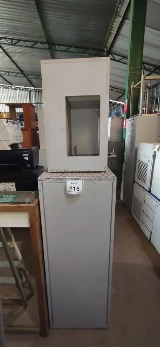 LOTE 115 - 01 ARQUIVO DE AÇO COM 04 GAVETAS EM AÇO E 01 ARMÁRIO BAIXO COM 01 GAVETA E SUPORTE PARA CPU. (NO ESTADO) ATENÇÃO! FAZER A VISITAÇÃO ANTES DE ARREMATAR, NÃO SABEMOS SE FUNCIONA, LEILÃO NÃO TEM GARANTIA E NEM DEVOLUÇÃO, SUJEITO A POSSÍVEIS AVARIAS VISÍVEIS/OCULTAS E/OU AUSÊNCIA DE COMPONENTES.