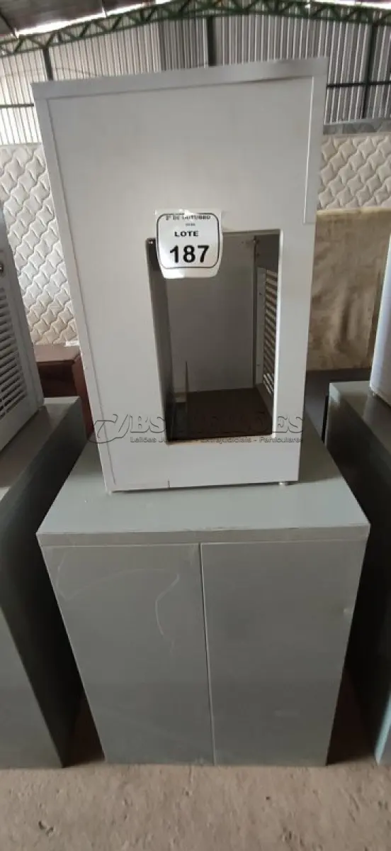LOTE 187 - 01 ARQUIVO BAIXO DE AÇO COM 05 GAVETAS E 01 ARMÁRIO BAIXO COM 01 GAVETA E SUPORTE PARA CPU. (NO ESTADO) ATENÇÃO! FAZER A VISITAÇÃO ANTES DE ARREMATAR, NÃO SABEMOS SE FUNCIONA, LEILÃO NÃO TEM GARANTIA E NEM DEVOLUÇÃO, SUJEITO A POSSÍVEIS AVARIAS VISÍVEIS/OCULTAS E/OU AUSÊNCIA DE COMPONENTES.