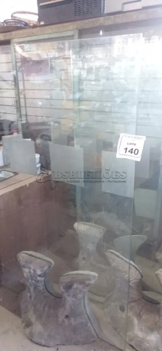 LOTE 140 - 01 PAINEL DE VIDRO DE 1,00X1,65M COM BASE ESCULTURAL EM FORMATO ORGÂNICO. (NO ESTADO) ATENÇÃO! FAZER A VISITAÇÃO ANTES DE ARREMATAR, NÃO SABEMOS SE FUNCIONA, LEILÃO NÃO TEM GARANTIA E NEM DEVOLUÇÃO, SUJEITO A POSSÍVEIS AVARIAS VISÍVEIS/OCULTAS E/OU AUSÊNCIA DE COMPONENTES.