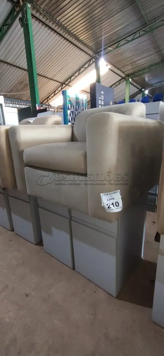LOTE 210 - 01 POLTRONA E 02 ARMÁRIOS BAIXOS COM 01 GAVETA E SUPORTE PARA CPU. (NO ESTADO) ATENÇÃO! FAZER A VISITAÇÃO ANTES DE ARREMATAR, NÃO SABEMOS SE FUNCIONA, LEILÃO NÃO TEM GARANTIA E NEM DEVOLUÇÃO, SUJEITO A POSSÍVEIS AVARIAS VISÍVEIS/OCULTAS E/OU AUSÊNCIA DE COMPONENTES.