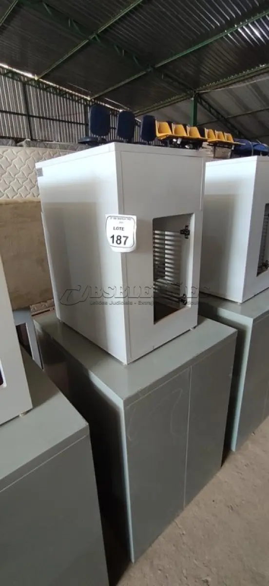 LOTE 187 - 01 ARQUIVO BAIXO DE AÇO COM 05 GAVETAS E 01 ARMÁRIO BAIXO COM 01 GAVETA E SUPORTE PARA CPU. (NO ESTADO) ATENÇÃO! FAZER A VISITAÇÃO ANTES DE ARREMATAR, NÃO SABEMOS SE FUNCIONA, LEILÃO NÃO TEM GARANTIA E NEM DEVOLUÇÃO, SUJEITO A POSSÍVEIS AVARIAS VISÍVEIS/OCULTAS E/OU AUSÊNCIA DE COMPONENTES.