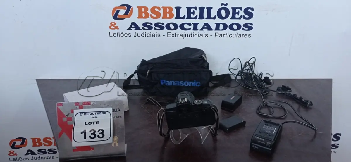 LOTE 133 - 01 CÂMERA FOTOGRÁFICA MODELO EOS 500 MARCA CANON E 01 BOLSA COM 02 BATERIAS E 01 CARREGADOR DE CÂMERA E CABOS DIVERSOS. (NO ESTADO) ATENÇÃO! FAZER A VISITAÇÃO ANTES DE ARREMATAR, NÃO SABEMOS SE FUNCIONA, LEILÃO NÃO TEM GARANTIA E NEM DEVOLUÇÃO, SUJEITO A POSSÍVEIS AVARIAS VISÍVEIS/OCULTAS E/OU AUSÊNCIA DE COMPONENTES.