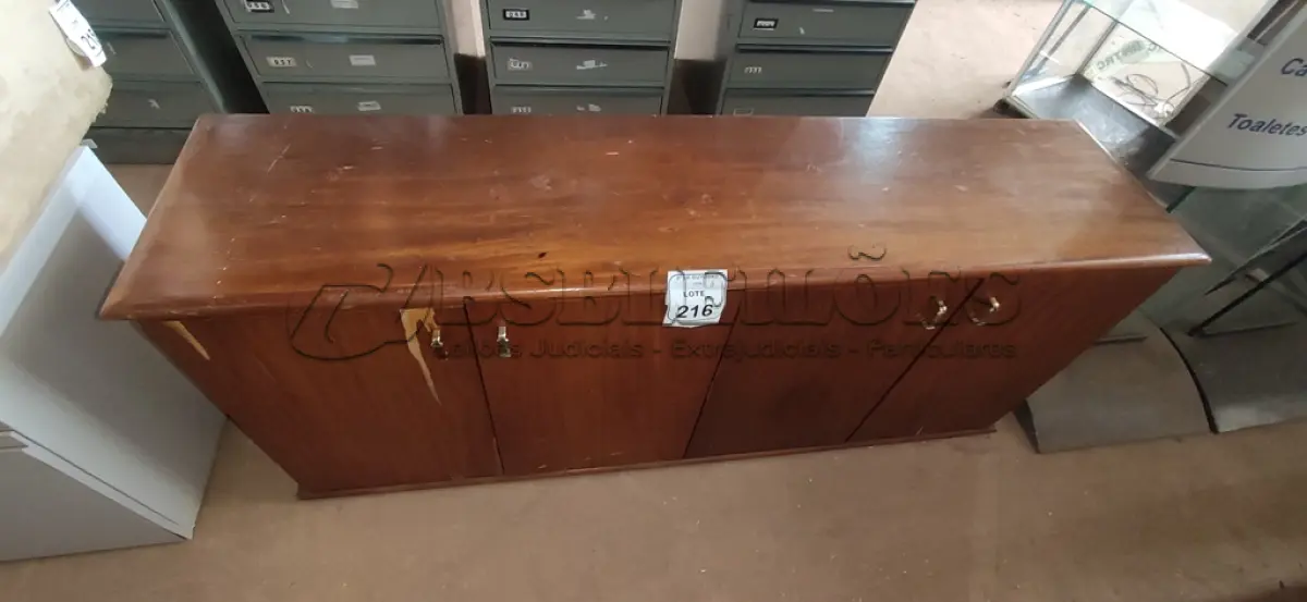 LOTE 216 - 01 ARMÁRIO BALCÃO DE 04 PORTAS EM MADEIRA. (NO ESTADO) ATENÇÃO! FAZER A VISITAÇÃO ANTES DE ARREMATAR, NÃO SABEMOS SE FUNCIONA, LEILÃO NÃO TEM GARANTIA E NEM DEVOLUÇÃO, SUJEITO A POSSÍVEIS AVARIAS VISÍVEIS/OCULTAS E/OU AUSÊNCIA DE COMPONENTES.