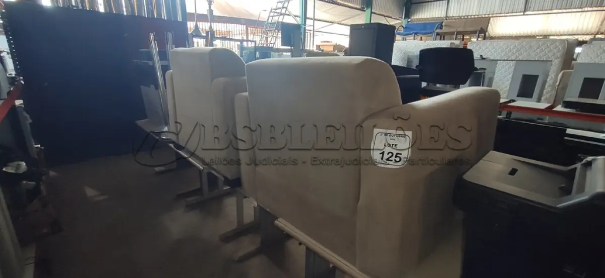 LOTE 125 - 02 POLTRONAS ESTOFADAS NA COR BEGE. (NO ESTADO) ATENÇÃO! FAZER A VISITAÇÃO ANTES DE ARREMATAR, NÃO SABEMOS SE FUNCIONA, LEILÃO NÃO TEM GARANTIA E NEM DEVOLUÇÃO, SUJEITO A POSSÍVEIS AVARIAS VISÍVEIS/OCULTAS E/OU AUSÊNCIA DE COMPONENTES.