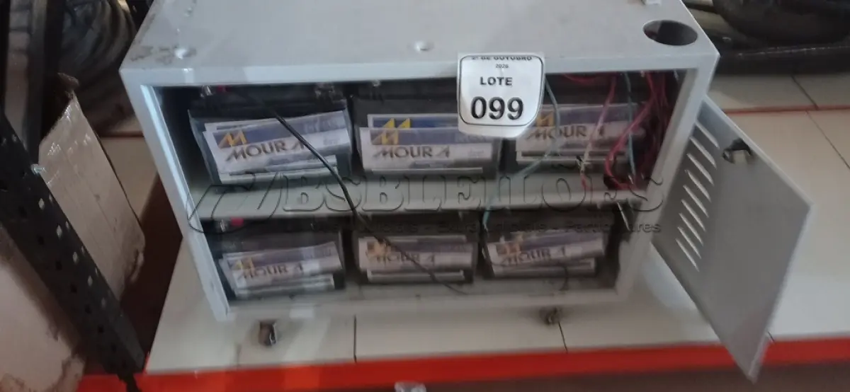 LOTE 099 - 01 BANCO DE BATERIAS COM 06 BATERIAS ESTACIONARIAS MARCA MOURA. (NO ESTADO) ATENÇÃO! FAZER A VISITAÇÃO ANTES DE ARREMATAR, NÃO SABEMOS SE FUNCIONA, LEILÃO NÃO TEM GARANTIA E NEM DEVOLUÇÃO, SUJEITO A POSSÍVEIS AVARIAS VISÍVEIS/OCULTAS E/OU AUSÊNCIA DE COMPONENTES.