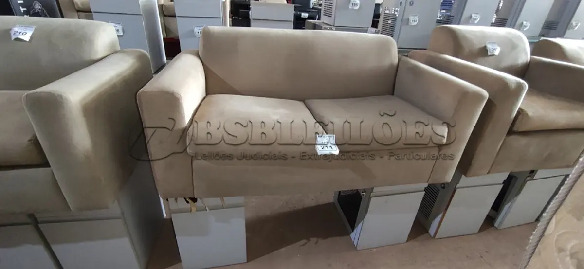 LOTE 211 - 01 SOFÁ DE 02 LUGARES E 02 ARMÁRIOS BAIXOS COM 01 GAVETA E SUPORTE PARA CPU. (NO ESTADO) ATENÇÃO! FAZER A VISITAÇÃO ANTES DE ARREMATAR, NÃO SABEMOS SE FUNCIONA, LEILÃO NÃO TEM GARANTIA E NEM DEVOLUÇÃO, SUJEITO A POSSÍVEIS AVARIAS VISÍVEIS/OCULTAS E/OU AUSÊNCIA DE COMPONENTES.
