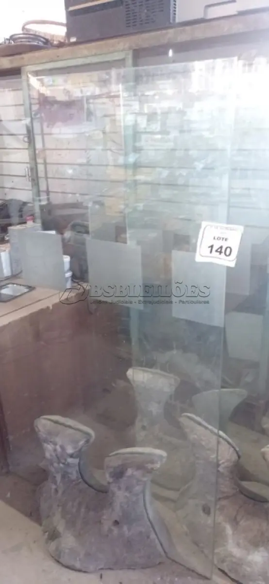 LOTE 140 - 01 PAINEL DE VIDRO DE 1,00X1,65M COM BASE ESCULTURAL EM FORMATO ORGÂNICO. (NO ESTADO) ATENÇÃO! FAZER A VISITAÇÃO ANTES DE ARREMATAR, NÃO SABEMOS SE FUNCIONA, LEILÃO NÃO TEM GARANTIA E NEM DEVOLUÇÃO, SUJEITO A POSSÍVEIS AVARIAS VISÍVEIS/OCULTAS E/OU AUSÊNCIA DE COMPONENTES.