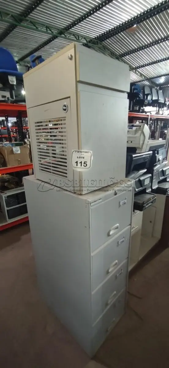 LOTE 115 - 01 ARQUIVO DE AÇO COM 04 GAVETAS EM AÇO E 01 ARMÁRIO BAIXO COM 01 GAVETA E SUPORTE PARA CPU. (NO ESTADO) ATENÇÃO! FAZER A VISITAÇÃO ANTES DE ARREMATAR, NÃO SABEMOS SE FUNCIONA, LEILÃO NÃO TEM GARANTIA E NEM DEVOLUÇÃO, SUJEITO A POSSÍVEIS AVARIAS VISÍVEIS/OCULTAS E/OU AUSÊNCIA DE COMPONENTES.