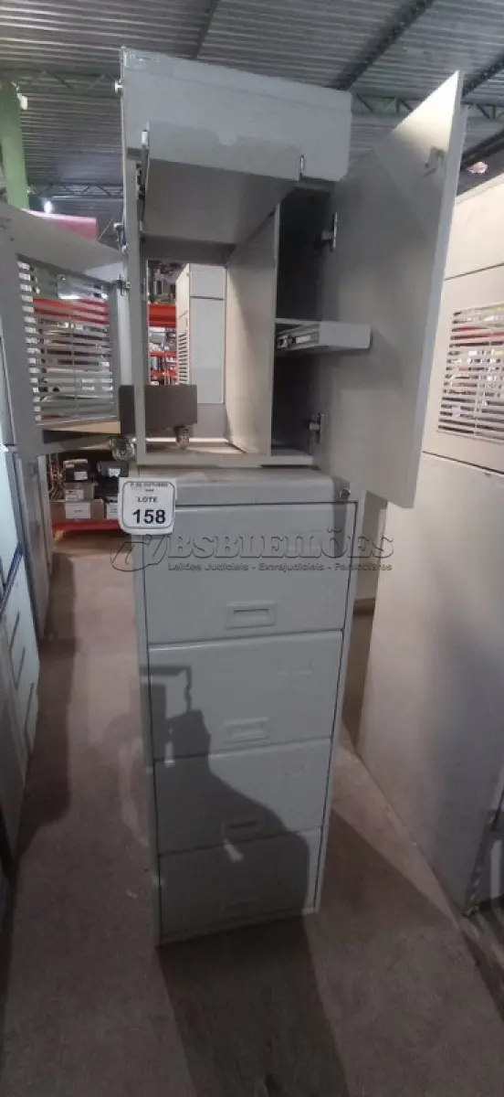 LOTE 158 - 01 ARQUIVO DE AÇO COM 04 GAVETAS EM AÇO E 01 ARMÁRIO BAIXO COM 01 GAVETA E SUPORTE PARA CPU. (NO ESTADO) ATENÇÃO! FAZER A VISITAÇÃO ANTES DE ARREMATAR, NÃO SABEMOS SE FUNCIONA, LEILÃO NÃO TEM GARANTIA E NEM DEVOLUÇÃO, SUJEITO A POSSÍVEIS AVARIAS VISÍVEIS/OCULTAS E/OU AUSÊNCIA DE COMPONENTES.