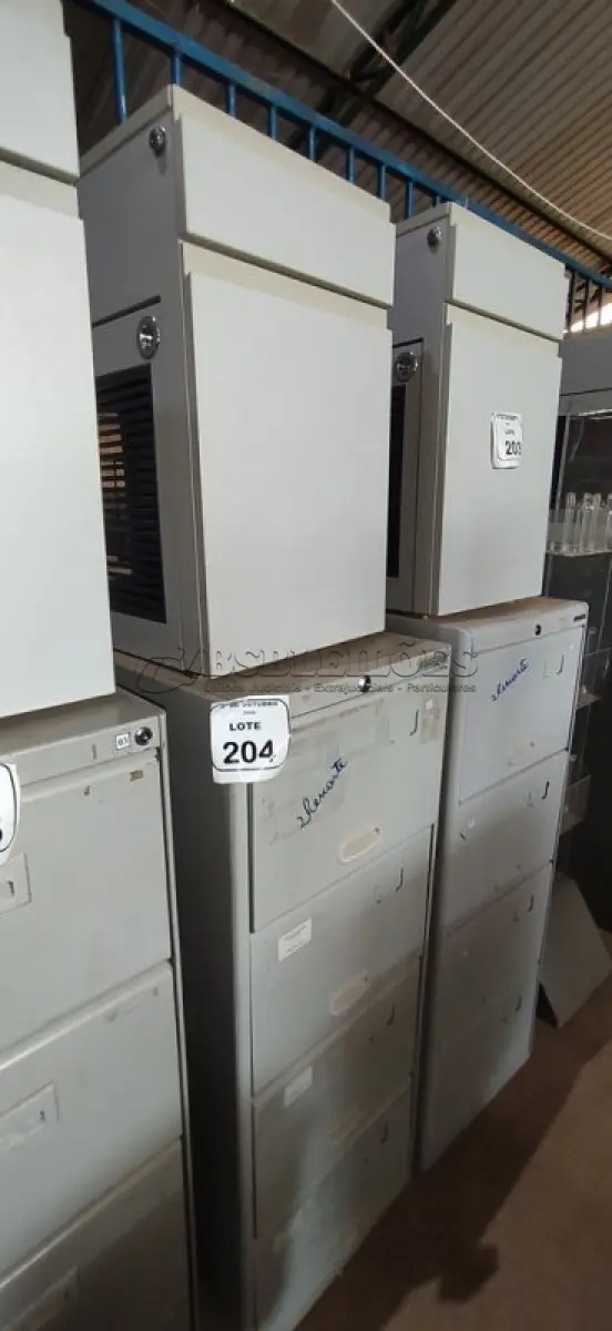 LOTE 204 - 01 ARQUIVO DE AÇO COM 04 GAVETAS E 01 ARMÁRIO BAIXO COM 01 GAVETA E SUPORTE PARA CPU. (NO ESTADO) ATENÇÃO! FAZER A VISITAÇÃO ANTES DE ARREMATAR, NÃO SABEMOS SE FUNCIONA, LEILÃO NÃO TEM GARANTIA E NEM DEVOLUÇÃO, SUJEITO A POSSÍVEIS AVARIAS VISÍVEIS/OCULTAS E/OU AUSÊNCIA DE COMPONENTES.