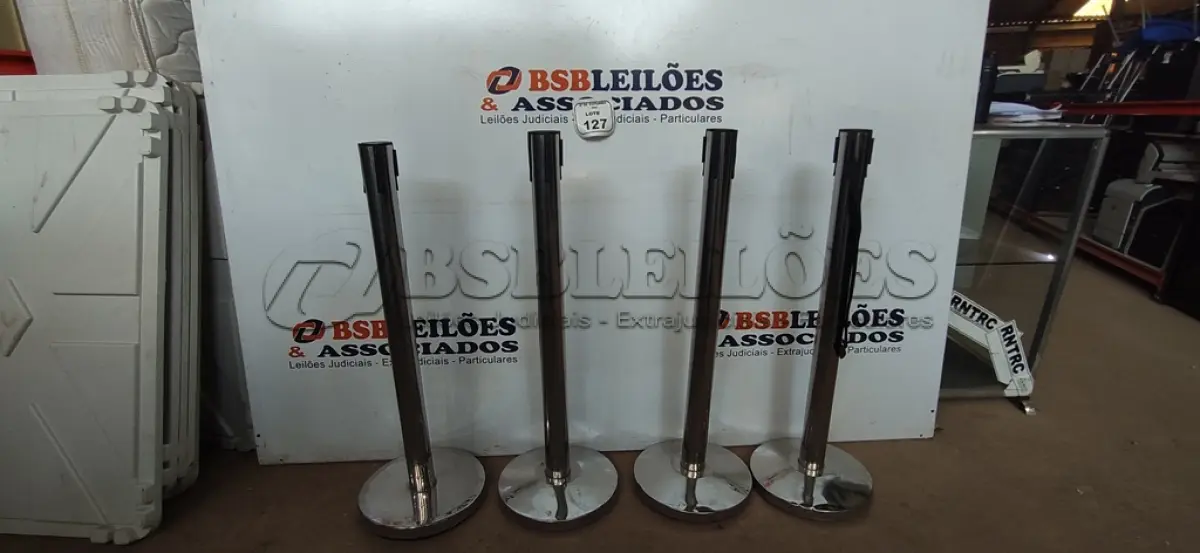 LOTE 127 - 04 ORGANIZADORES DE FILA CROMADOS DE 90CM CADA. (NO ESTADO) ATENÇÃO! FAZER A VISITAÇÃO ANTES DE ARREMATAR, NÃO SABEMOS SE FUNCIONA, LEILÃO NÃO TEM GARANTIA E NEM DEVOLUÇÃO, SUJEITO A POSSÍVEIS AVARIAS VISÍVEIS/OCULTAS E/OU AUSÊNCIA DE COMPONENTES.