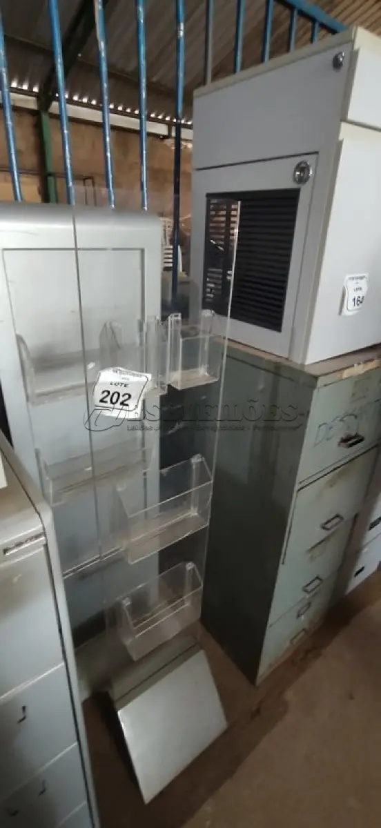 LOTE 202 - 02 PORTAS FOLDERS DE CHÃO. (NO ESTADO) ATENÇÃO! FAZER A VISITAÇÃO ANTES DE ARREMATAR, NÃO SABEMOS SE FUNCIONA, LEILÃO NÃO TEM GARANTIA E NEM DEVOLUÇÃO, SUJEITO A POSSÍVEIS AVARIAS VISÍVEIS/OCULTAS E/OU AUSÊNCIA DE COMPONENTES.