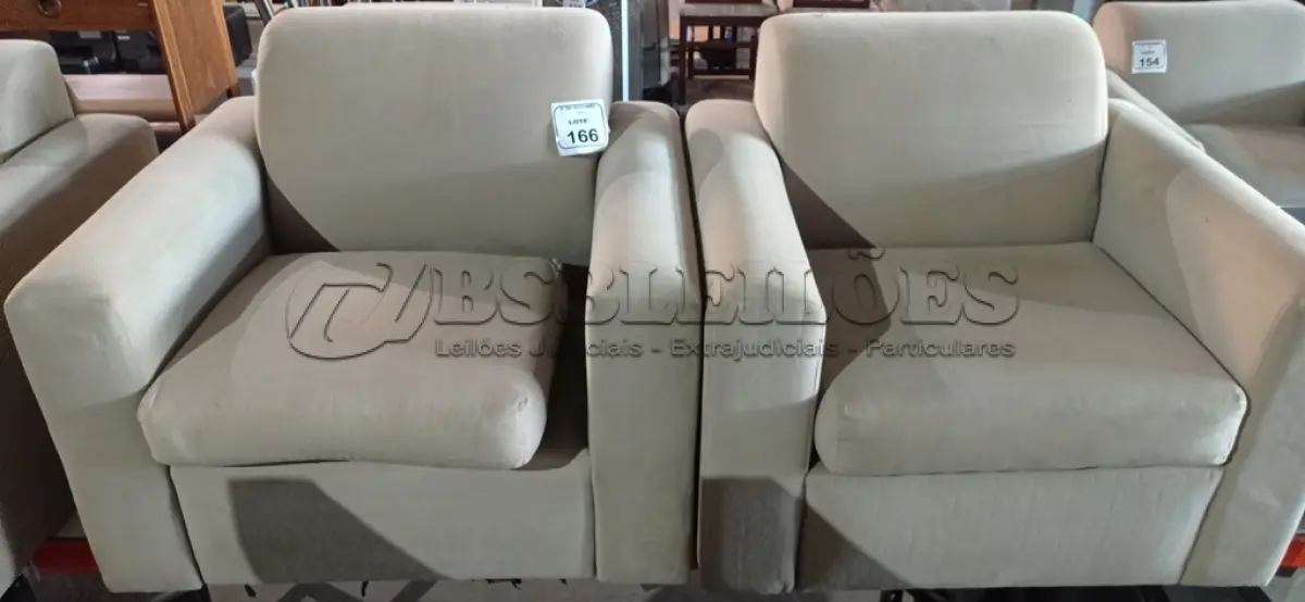 LOTE 166 - 02 POLTRONAS NA COR BEGE. (NO ESTADO) ATENÇÃO! FAZER A VISITAÇÃO ANTES DE ARREMATAR, NÃO SABEMOS SE FUNCIONA, LEILÃO NÃO TEM GARANTIA E NEM DEVOLUÇÃO, SUJEITO A POSSÍVEIS AVARIAS VISÍVEIS/OCULTAS E/OU AUSÊNCIA DE COMPONENTES.