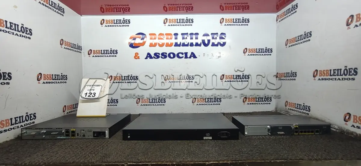 LOTE 123 - 01 SWITCH MARCA D-LINK E 02 ROTEADORES MODELOS DIVERSOS MARCA CISCO. (NO ESTADO) ATENÇÃO! FAZER A VISITAÇÃO ANTES DE ARREMATAR, NÃO SABEMOS SE FUNCIONA, LEILÃO NÃO TEM GARANTIA E NEM DEVOLUÇÃO, SUJEITO A POSSÍVEIS AVARIAS VISÍVEIS/OCULTAS E/OU AUSÊNCIA DE COMPONENTES.