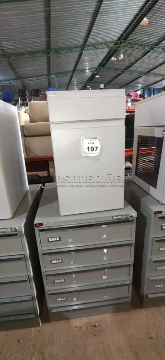 LOTE 197 - 01 ARQUIVO BAIXO DE AÇO COM 05 GAVETAS E 01 ARMÁRIO BAIXO COM 01 GAVETA E SUPORTE PARA CPU. (NO ESTADO) ATENÇÃO! FAZER A VISITAÇÃO ANTES DE ARREMATAR, NÃO SABEMOS SE FUNCIONA, LEILÃO NÃO TEM GARANTIA E NEM DEVOLUÇÃO, SUJEITO A POSSÍVEIS AVARIAS VISÍVEIS/OCULTAS E/OU AUSÊNCIA DE COMPONENTES.