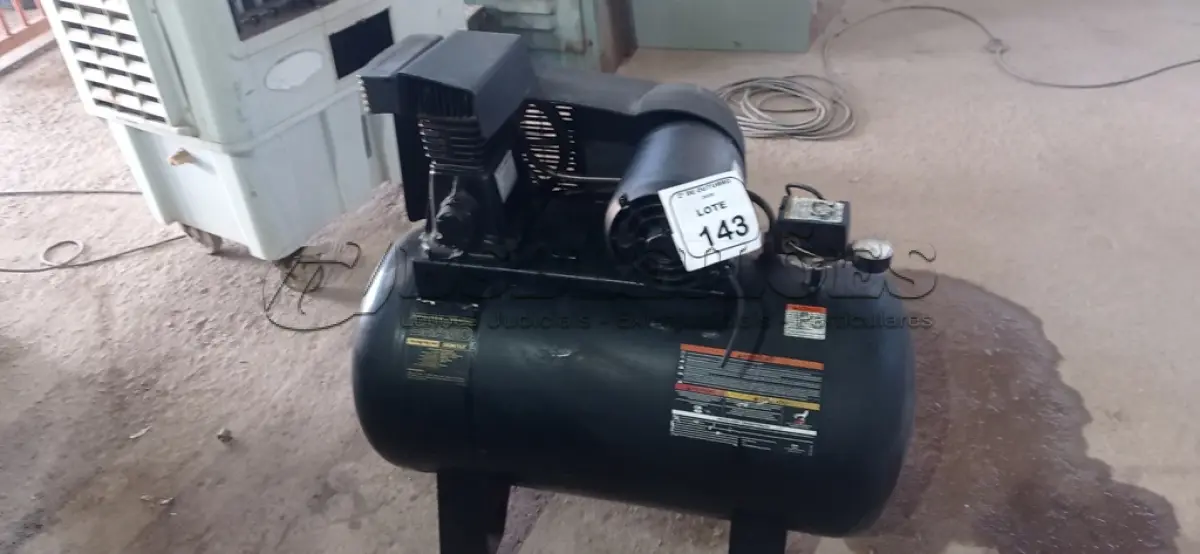 LOTE 143 - 01 COMPRESSOR DE AR PROFISSIONAL MODELO 6BR/100L 1HP 2 CILINDROS 140IBF MARCA SCHULZ. (NO ESTADO) ATENÇÃO! FAZER A VISITAÇÃO ANTES DE ARREMATAR, NÃO SABEMOS SE FUNCIONA, LEILÃO NÃO TEM GARANTIA E NEM DEVOLUÇÃO, SUJEITO A POSSÍVEIS AVARIAS VISÍVEIS/OCULTAS E/OU AUSÊNCIA DE COMPONENTES.