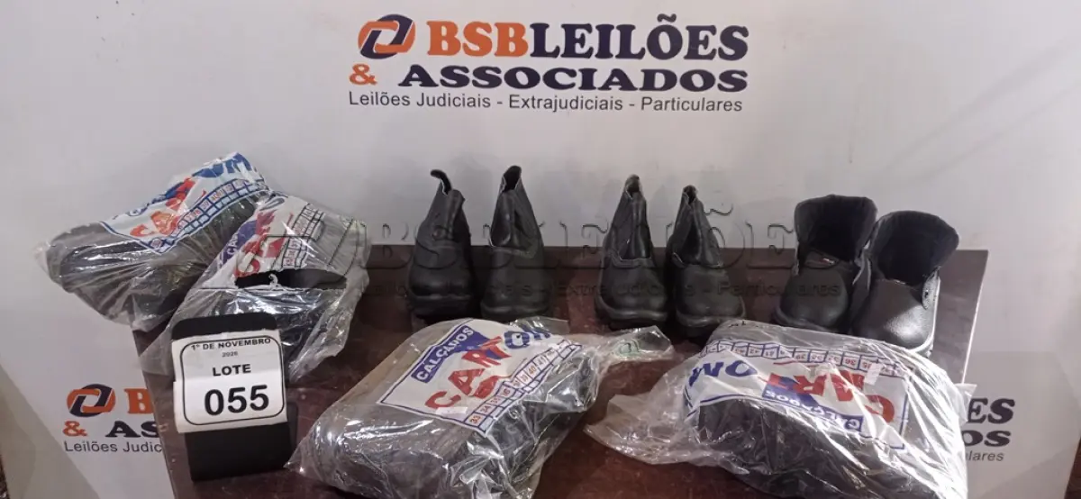 LOTE 055 - 07 PARES DE BOTAS E.P.I. DE TAMANHOS DIVERSOS. (NO ESTADO) ATENÇÃO! FAZER A VISITAÇÃO ANTES DE ARREMATAR, NÃO SABEMOS SE FUNCIONA, LEILÃO NÃO TEM GARANTIA E NEM DEVOLUÇÃO, SUJEITO A POSSÍVEIS AVARIAS VISÍVEIS/OCULTAS E/OU AUSÊNCIA DE COMPONENTES.