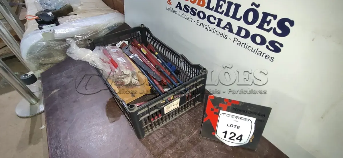 LOTE 124 - 01 LOTE COM VÁRIAS CHAVES VIRA FERRO E PONTEIROS DE FERRO. (NO ESTADO) ATENÇÃO! FAZER A VISITAÇÃO ANTES DE ARREMATAR, NÃO SABEMOS SE FUNCIONA, LEILÃO NÃO TEM GARANTIA E NEM DEVOLUÇÃO, SUJEITO A POSSÍVEIS AVARIAS VISÍVEIS/OCULTAS E/OU AUSÊNCIA DE COMPONENTES.