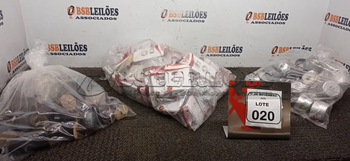 LOTE 020 - 01 LOTE COM GRANDE QUANTIDADE DE PÉS PARA MÓVEIS EM MADEIRA E PLÁSTICO E INTERRUPTORES DE 01 TECLA COM TOMADA. (NO ESTADO) ATENÇÃO! FAZER A VISITAÇÃO ANTES DE ARREMATAR, NÃO SABEMOS SE FUNCIONA, LEILÃO NÃO TEM GARANTIA E NEM DEVOLUÇÃO, SUJEITO A POSSÍVEIS AVARIAS VISÍVEIS/OCULTAS E/OU AUSÊNCIA DE COMPONENTES.