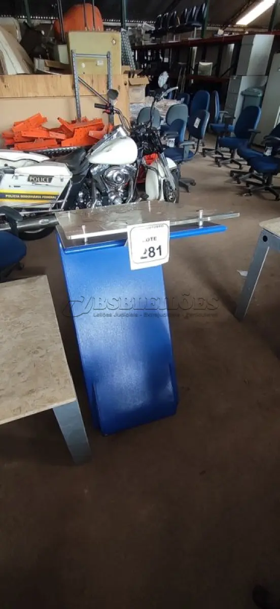 LOTE 281 - 01 PÚLPITO. (NO ESTADO) ATENÇÃO! FAZER A VISITAÇÃO ANTES DE ARREMATAR, NÃO SABEMOS SE FUNCIONA, LEILÃO NÃO TEM GARANTIA E NEM DEVOLUÇÃO, SUJEITO A POSSÍVEIS AVARIAS VISÍVEIS/OCULTAS E/OU AUSÊNCIA DE COMPONENTES.
