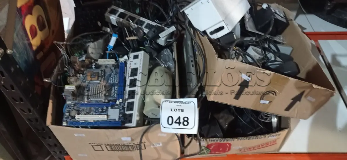 LOTE 048 - 01 LOTE COM GRANDE QUANTIDADE DE CAIXAS MULTIMIDIA, LEITORES DE CÓDIGO DE BARRAS, CABOS, PLACAS ELETRÔNICAS E MATERIAIS DIVERSOS. (NO ESTADO) ATENÇÃO! FAZER A VISITAÇÃO ANTES DE ARREMATAR, NÃO SABEMOS SE FUNCIONA, LEILÃO NÃO TEM GARANTIA E NEM DEVOLUÇÃO, SUJEITO A POSSÍVEIS AVARIAS VISÍVEIS/OCULTAS E/OU AUSÊNCIA DE COMPONENTES.