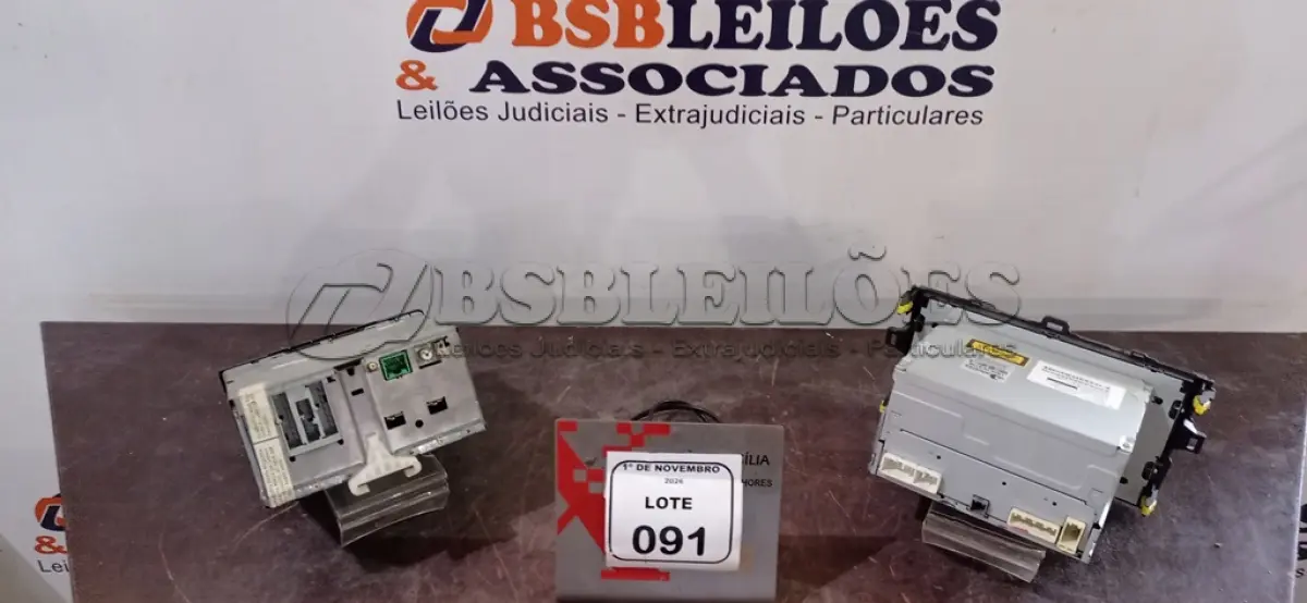 LOTE 091 - 02 APARELHOS DE SOM AUTOMOTIVO. (NO ESTADO) ATENÇÃO! FAZER A VISITAÇÃO ANTES DE ARREMATAR, NÃO SABEMOS SE FUNCIONA, LEILÃO NÃO TEM GARANTIA E NEM DEVOLUÇÃO, SUJEITO A POSSÍVEIS AVARIAS VISÍVEIS/OCULTAS E/OU AUSÊNCIA DE COMPONENTES.