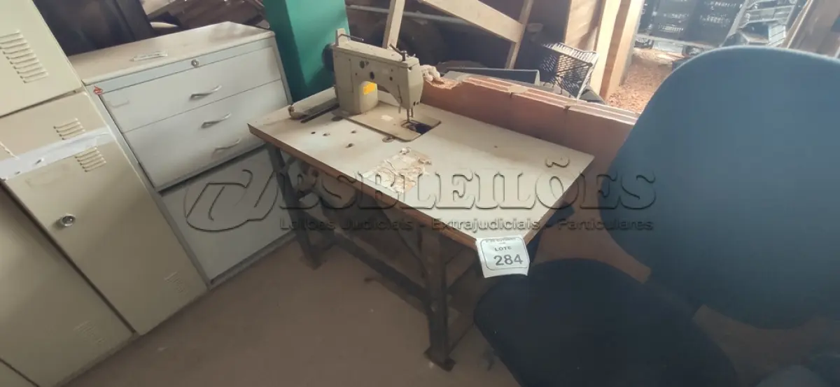 LOTE 284 - 01 MÁQUINA DE COSTURA COM BANCADA MODELO 021D201A MARCA SINGER. (NO ESTADO) ATENÇÃO! FAZER A VISITAÇÃO ANTES DE ARREMATAR, NÃO SABEMOS SE FUNCIONA, LEILÃO NÃO TEM GARANTIA E NEM DEVOLUÇÃO, SUJEITO A POSSÍVEIS AVARIAS VISÍVEIS/OCULTAS E/OU AUSÊNCIA DE COMPONENTES.