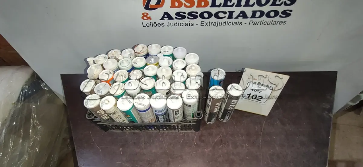 LOTE 102 - 50 BISNAGAS DE SILICONE E PU DE MARCAS E MODELOS DIVERSOS. (NO ESTADO) ATENÇÃO! FAZER A VISITAÇÃO ANTES DE ARREMATAR, NÃO SABEMOS SE FUNCIONA, LEILÃO NÃO TEM GARANTIA E NEM DEVOLUÇÃO, SUJEITO A POSSÍVEIS AVARIAS VISÍVEIS/OCULTAS E/OU AUSÊNCIA DE COMPONENTES.