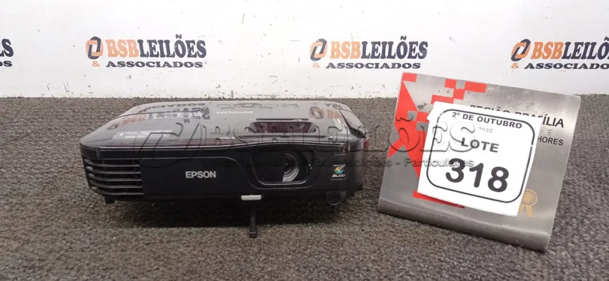 LOTE 318 - 01 PROJETOR MARCA EPSON SEM CABOS. (NO ESTADO) ATENÇÃO! FAZER A VISITAÇÃO ANTES DE ARREMATAR, NÃO SABEMOS SE FUNCIONA, LEILÃO NÃO TEM GARANTIA E NEM DEVOLUÇÃO, SUJEITO A POSSÍVEIS AVARIAS VISÍVEIS/OCULTAS E/OU AUSÊNCIA DE COMPONENTES.