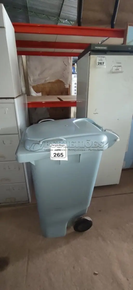 LOTE 265 - 01 LIXEIRA DE PLÁSTICO DE 240L NA COR AZUL. (NO ESTADO) ATENÇÃO! FAZER A VISITAÇÃO ANTES DE ARREMATAR, NÃO SABEMOS SE FUNCIONA, LEILÃO NÃO TEM GARANTIA E NEM DEVOLUÇÃO, SUJEITO A POSSÍVEIS AVARIAS VISÍVEIS/OCULTAS E/OU AUSÊNCIA DE COMPONENTES.