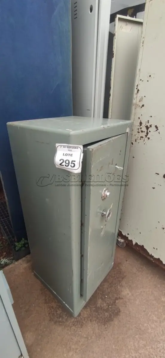 LOTE 295 - 01 COFRE. (NO ESTADO) ATENÇÃO! FAZER A VISITAÇÃO ANTES DE ARREMATAR, NÃO SABEMOS SE FUNCIONA, LEILÃO NÃO TEM GARANTIA E NEM DEVOLUÇÃO, SUJEITO A POSSÍVEIS AVARIAS VISÍVEIS/OCULTAS E/OU AUSÊNCIA DE COMPONENTES.