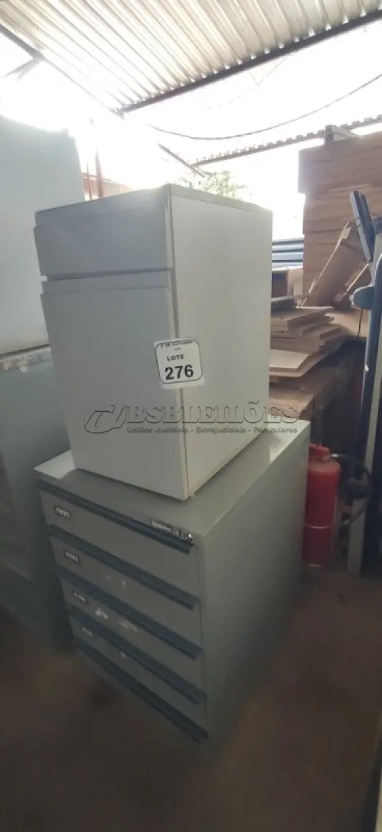 LOTE 276 - 01 ARQUIVO BAIXO DE AÇO COM 05 GAVETAS E 01 ARMÁRIO BAIXO COM 01 GAVETA E SUPORTE PARA CPU. (NO ESTADO) ATENÇÃO! FAZER A VISITAÇÃO ANTES DE ARREMATAR, NÃO SABEMOS SE FUNCIONA, LEILÃO NÃO TEM GARANTIA E NEM DEVOLUÇÃO, SUJEITO A POSSÍVEIS AVARIAS VISÍVEIS/OCULTAS E/OU AUSÊNCIA DE COMPONENTES.
