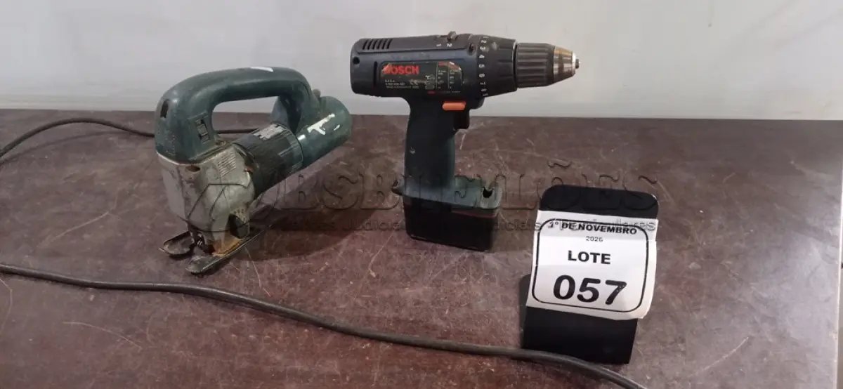 LOTE 057 - 01 FURADEIRA A BATERIA 9,6V E 01 SERRA TICO-TICO 220V MARCA BOSCH. (NO ESTADO) ATENÇÃO! FAZER A VISITAÇÃO ANTES DE ARREMATAR, NÃO SABEMOS SE FUNCIONA, LEILÃO NÃO TEM GARANTIA E NEM DEVOLUÇÃO, SUJEITO A POSSÍVEIS AVARIAS VISÍVEIS/OCULTAS E/OU AUSÊNCIA DE COMPONENTES.