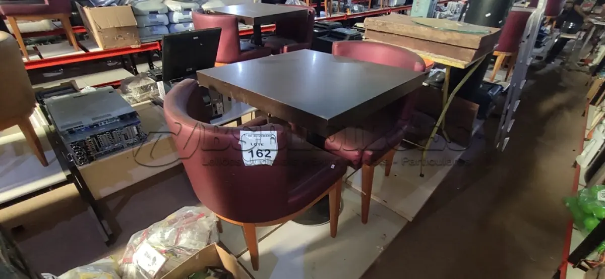LOTE 162 - 02 CADEIRAS DE MADEIRA COM ASSENTOS ALMOFADADOS E 01 MESA DE MADEIRA COM TAMPO DE 70X68 CM. (NO ESTADO) ATENÇÃO! FAZER A VISITAÇÃO ANTES DE ARREMATAR, NÃO SABEMOS SE FUNCIONA, LEILÃO NÃO TEM GARANTIA E NEM DEVOLUÇÃO, SUJEITO A POSSÍVEIS AVARIAS VISÍVEIS/OCULTAS E/OU AUSÊNCIA DE COMPONENTES.
