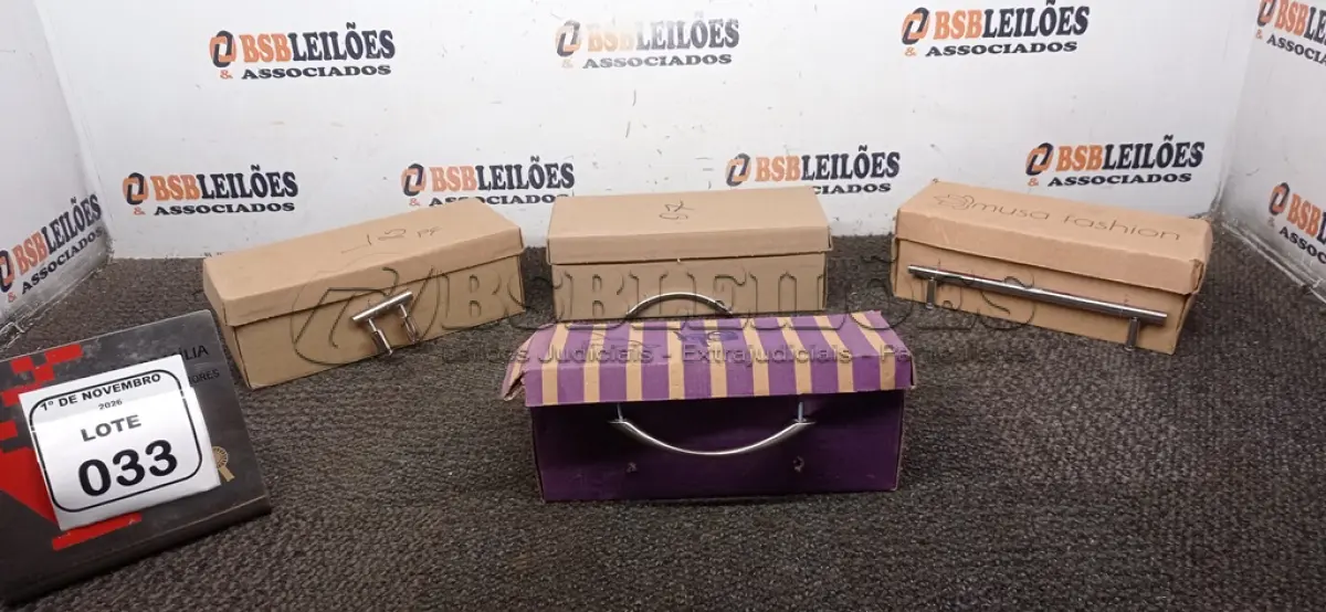 LOTE 033 - 01 LOTE COM GRANDE QUANTIDADE DE PUXADORES DE MÓVEIS DE MODELOS DIVERSOS. (NO ESTADO) ATENÇÃO! FAZER A VISITAÇÃO ANTES DE ARREMATAR, NÃO SABEMOS SE FUNCIONA, LEILÃO NÃO TEM GARANTIA E NEM DEVOLUÇÃO, SUJEITO A POSSÍVEIS AVARIAS VISÍVEIS/OCULTAS E/OU AUSÊNCIA DE COMPONENTES.