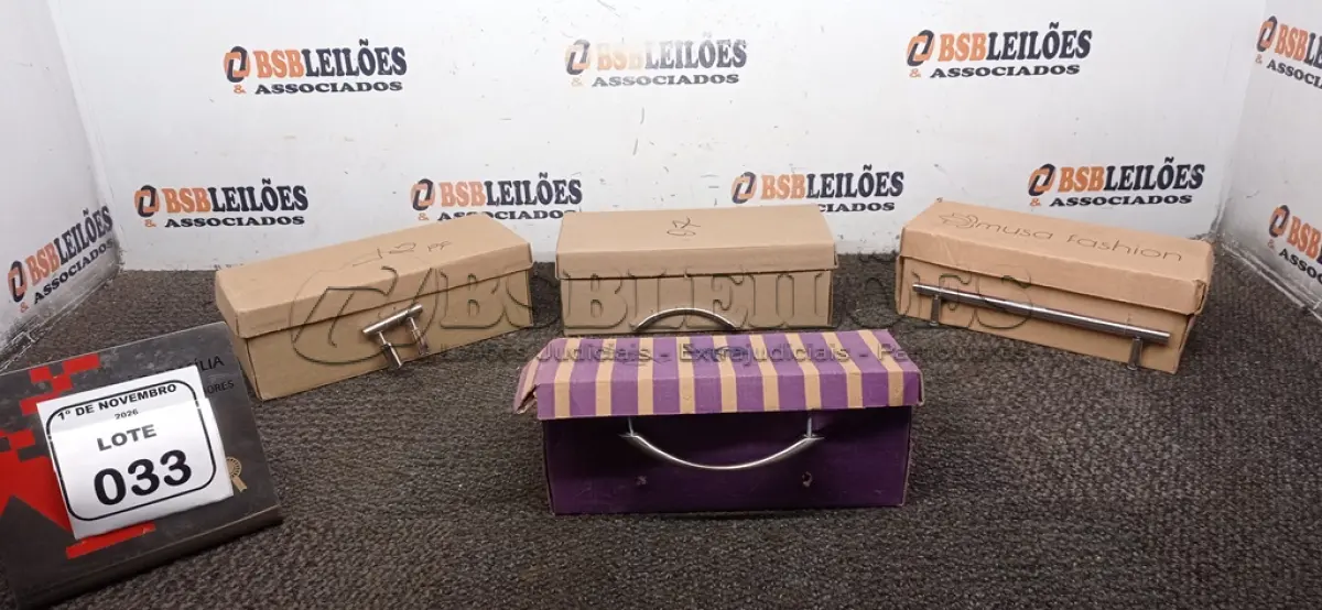 LOTE 033 - 01 LOTE COM GRANDE QUANTIDADE DE PUXADORES DE MÓVEIS DE MODELOS DIVERSOS. (NO ESTADO) ATENÇÃO! FAZER A VISITAÇÃO ANTES DE ARREMATAR, NÃO SABEMOS SE FUNCIONA, LEILÃO NÃO TEM GARANTIA E NEM DEVOLUÇÃO, SUJEITO A POSSÍVEIS AVARIAS VISÍVEIS/OCULTAS E/OU AUSÊNCIA DE COMPONENTES.