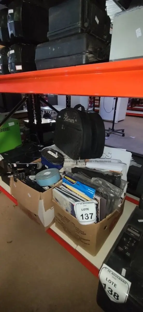 LOTE 137 - 01 LOTE COM VÁRIOS TRIPÉS DE CÂMERA, MICROFONES, 01 TRANSDUTOR GAMER MARCA BUTTKIKCER, 01 CUBA ULTRASSÔNICA E GRANDE QUANTIDADE DE CONTROLES REMOTOS, FOLHAS DE PAPEL, PASTAS E LIVROS DIVERSOS. (NO ESTADO) ATENÇÃO! FAZER A VISITAÇÃO ANTES DE ARREMATAR, NÃO SABEMOS SE FUNCIONA, LEILÃO NÃO TEM GARANTIA E NEM DEVOLUÇÃO, SUJEITO A POSSÍVEIS AVARIAS VISÍVEIS/OCULTAS E/OU AUSÊNCIA DE COMPONENTES.