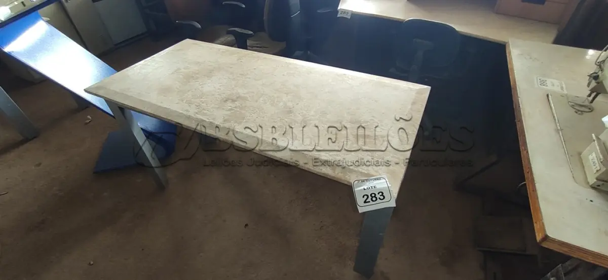 LOTE 283 - 01 MESA COM ESTRUTURA DE FERRO E TAMPO DE PEDRA. (NO ESTADO) ATENÇÃO! FAZER A VISITAÇÃO ANTES DE ARREMATAR, NÃO SABEMOS SE FUNCIONA, LEILÃO NÃO TEM GARANTIA E NEM DEVOLUÇÃO, SUJEITO A POSSÍVEIS AVARIAS VISÍVEIS/OCULTAS E/OU AUSÊNCIA DE COMPONENTES.